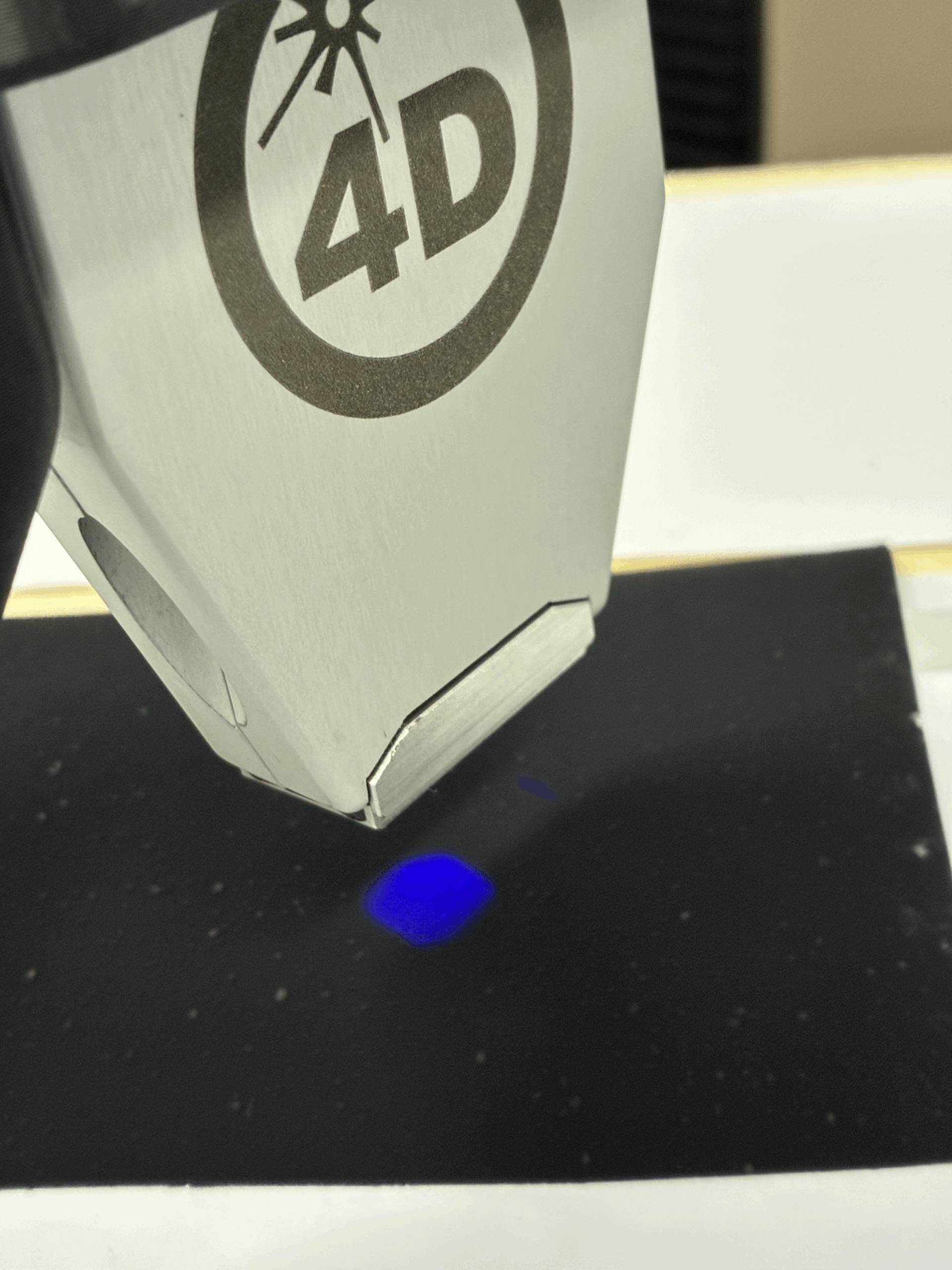 4D InSpec®サーフェイスゲージスタンダードモデルで、電極シートの表面形状を非接触測定する様子。